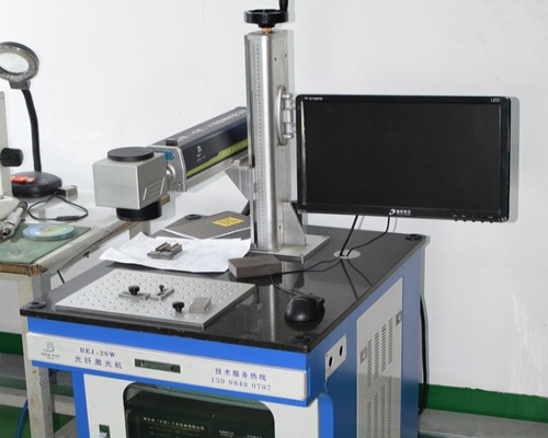 レーザー刻印機